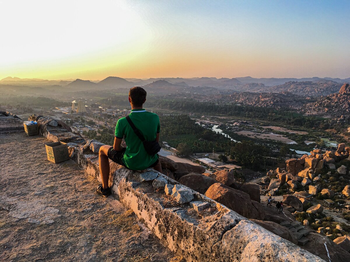 Закат на горе в Хампи