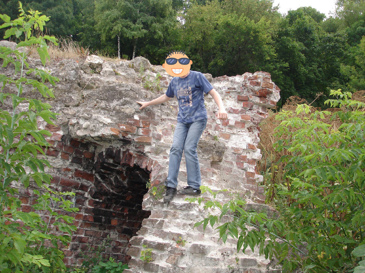 Развалины кремлевской башни. 2005 год