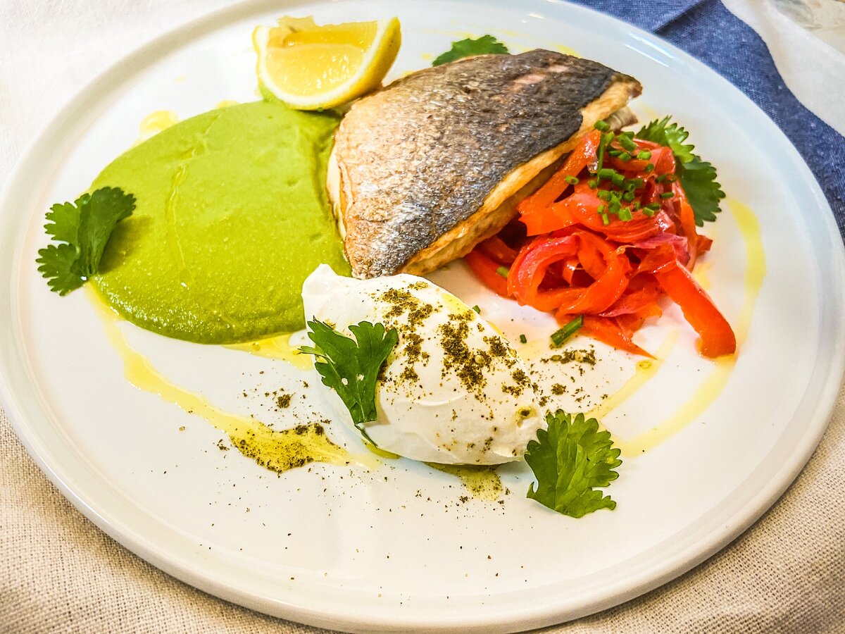 Дорадо, крем авокадо, компот из сладкого перца и греческий йогурт