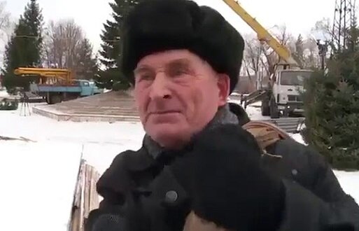 Знаменитый дедушка из Бийска, которого спросили, что он думает про городскую елочку к новому году. Один из немногих, кто честно и открыто высказал свое мнение (см. ютюб). Если бы так делали все, мы бы давно жили в совсем другой стране.