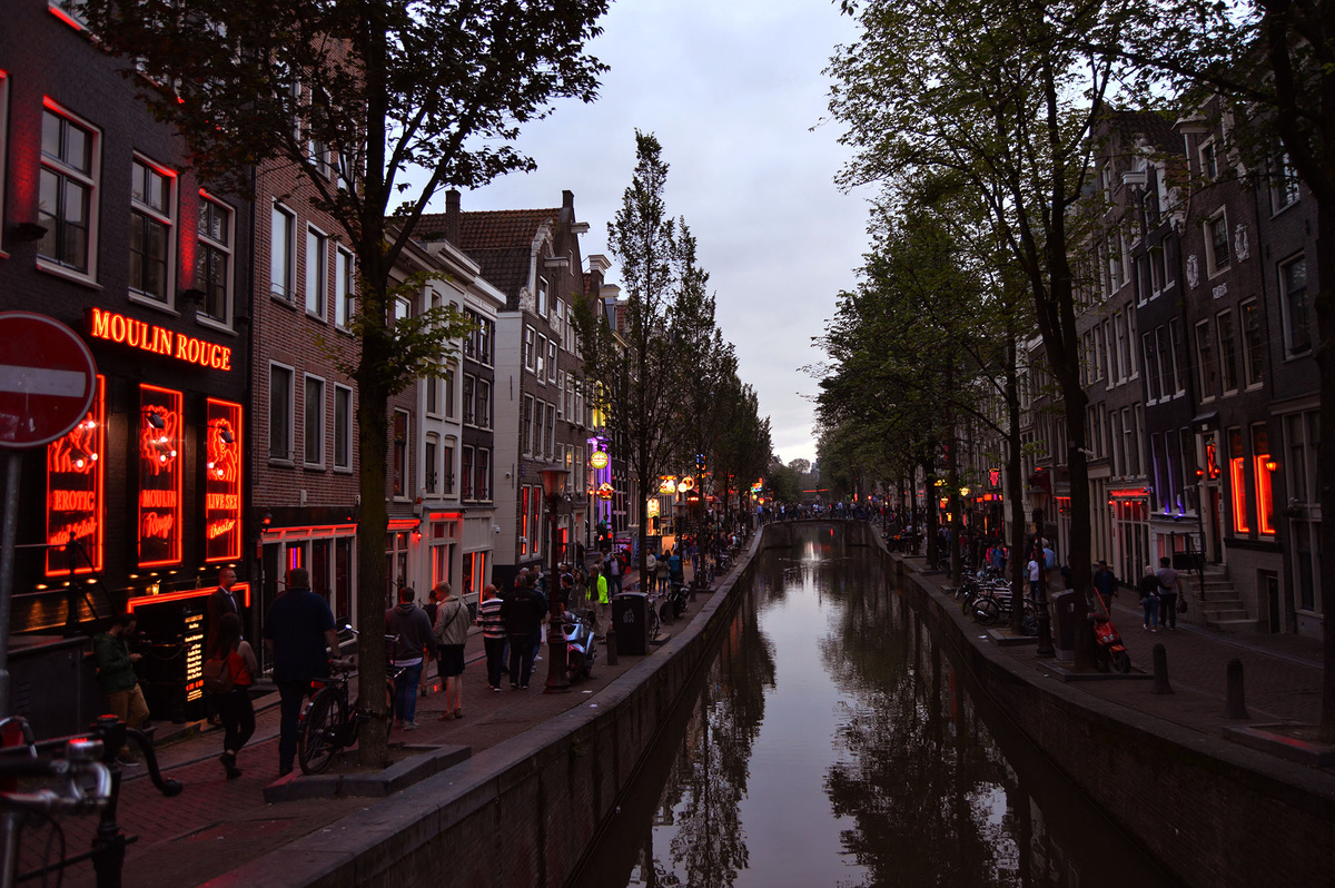 Фото: https://www.amsterdam-traveling.ru/chto-posmotret-v-amsterdame/red-light