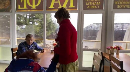 ТАКОЕ РЕДКО УВИДИШЬ! Олег Зубков кормит Дану супом! Как интересно она ест!