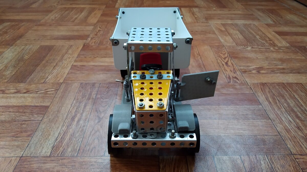 Смесь пластика и металла. И запор дверей выполнен по технологии "сельский сортир".