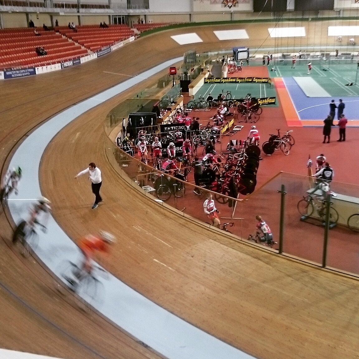 Разметка на полотне велодрома: лазурный берег, черная линия, красная и синяя линии 