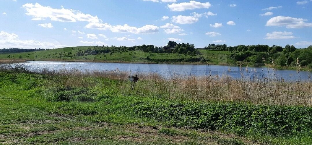 Фото из объявления, которое я разбираю в данной статье. Это водоём, находящийся в шаговой доступности от дома. Плюс однозначно. Фото взято с сайта Авито.ру для подтверждения слов и придания статье полноценности. Едем дальше. 