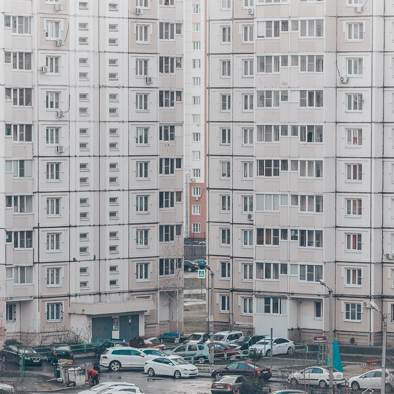 Люди живут своей скучной однотипной жизнью