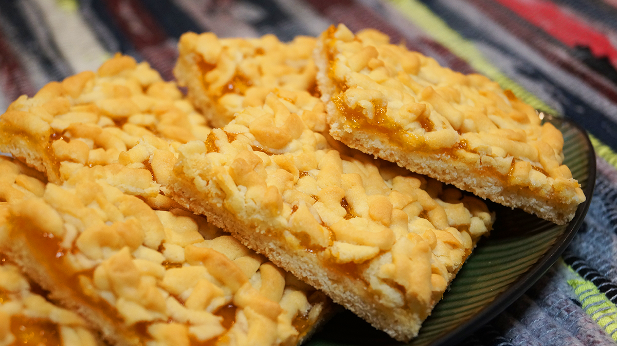 печенье с вареньем и тертым. тертый песочный пирог. песочный пирог каракум. печенье с тертым тестом сверху рецепт. печенье с вареньем.