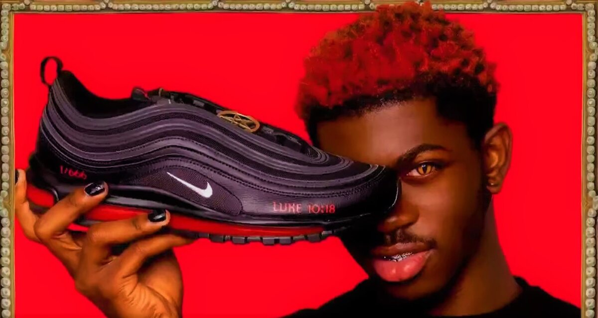 Рэпер Lil Nas X с кроссовками "Сатаны"