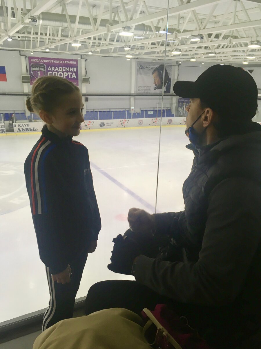 Алиса с тренером. Он говорит слова, которые должны успокоить, но....