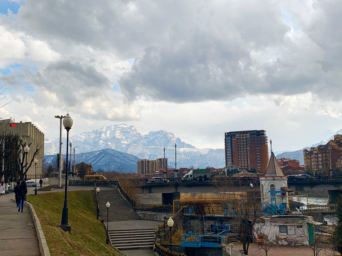 г.Владикавказ, вдоль набережной.