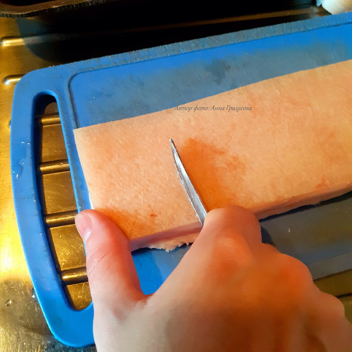 Скребём тщательно, в буквальном смысле снимаем верхний слой. Периодически смачиваем шкурку холодной водой – это также размягчит её.