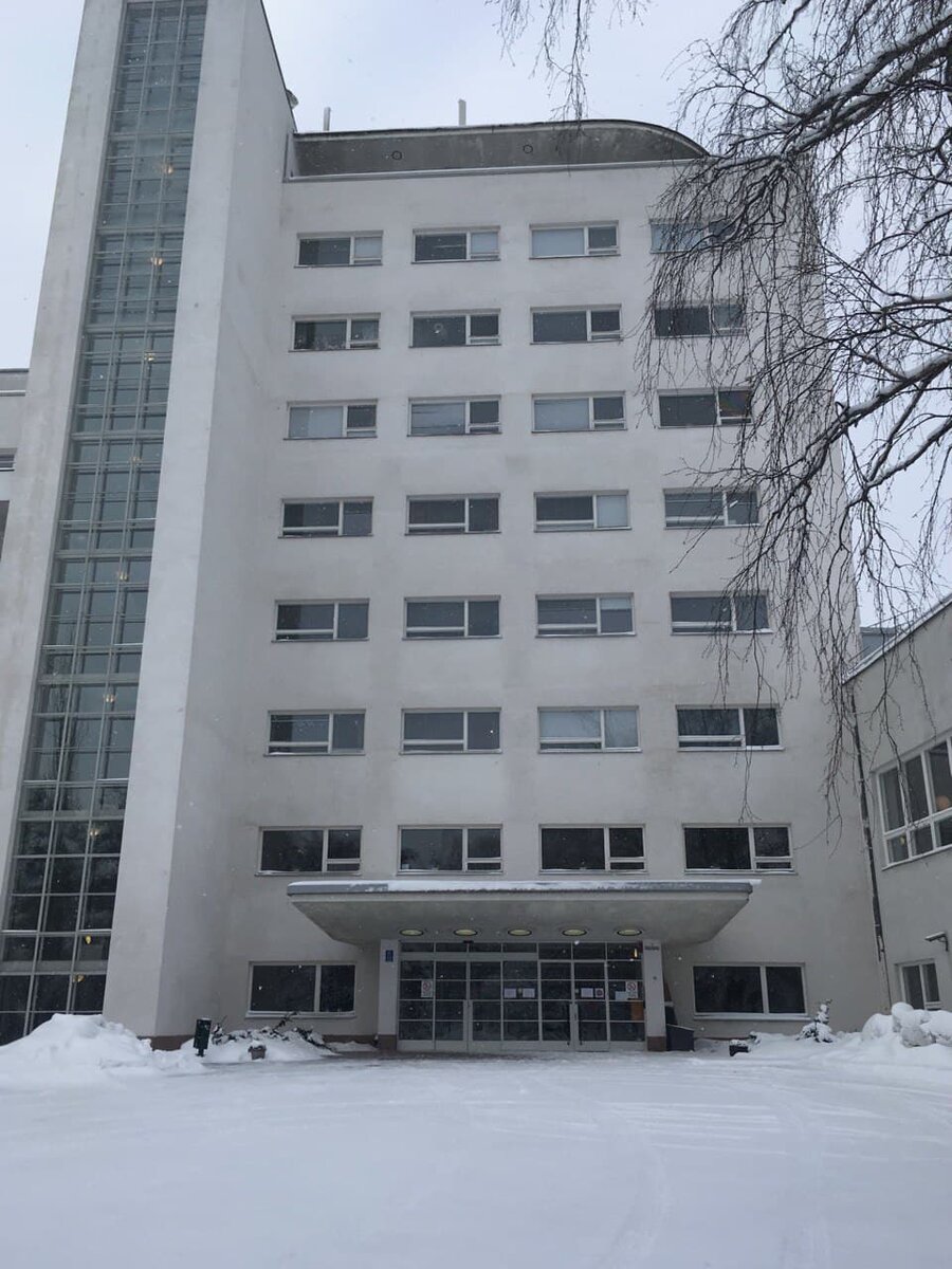 Верхние этажи пустуют. Надо как-нибудь выбраться туда на разведку.