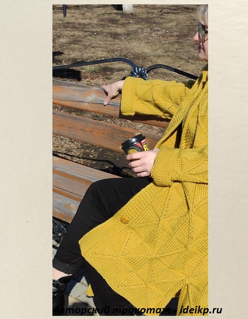 Вязаное пальто из толстой пряжи.