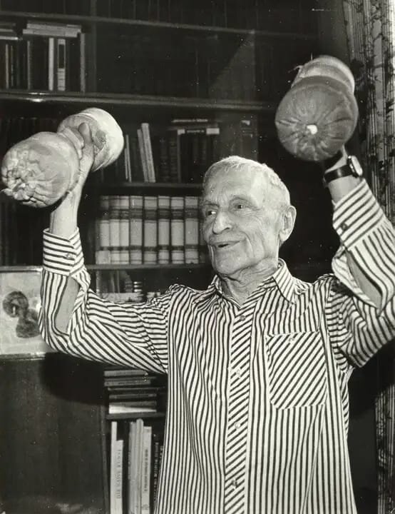  Советский академик Николай Амосов, проживший почти 90 лет, своим примером доказал, что старость можно преодолеть 💪

Амосов утверждал, что без системы питания и физических нагрузок, человек не может быть здоровым.

5 принципов из теории Амосова, которые он проверил на себе⬇

⃣ Здоровье — это естественное состояние человека!

Врачи лечат болезни, а здоровье нужно добывать самому - тренировкой.
Потому что здоровье — это «резервные мощности» всех наших органов.
Они необходимы, чтобы поддерживать нормальные показатели при нагрузках (физических и психических), а так же чтобы не заболеть.

Эти мощности не добываются лекарствами!
Только тренировкой, упражнениями, нагрузками.

⃣ Чаще всего люди болеют от лени и жадности!

Причины болезней давно известны: внешние (инфекция, экология, общественные потрясения), собственное неразумное поведение, иногда — врождённые дефекты.

Амосов утверждал: природа человека прочна. По крайней мере, у большинства людей.
«Только сам человек виноват в своих болезнях. Чаще всего он болеет от лени и жадности, но иногда и от неразумности, незнания и отсутствия здравого смысла».

Да, мелкие болезни неизбежны, но серьёзные чаще всего возникают от неразумного образа жизни, отсутствия тренировок.

⃣ Не полагайтесь на врачей!

Не надейтесь, что врачи сделают вас здоровым. Они могут спасти жизнь, даже вылечить болезнь, но лишь подведут к старту, а дальше — полагайтесь на себя.
Если вы молоды и тревожных симптомов нет, то не следует при малейшем недомогании бежать в поликлинику.
В организме есть мощные защитные силы — иммунная система, механизмы компенсации.
Они сработают сами, нужно лишь дать им немного времени.

⃣ Следите за своим весом!
Правила питания очень просты: минимум жиров, 300 грамм овощей и фруктов ежедневно, и чтобы вес равнялся формуле «рост минус 100 кг».
То есть, например, при росте 175 сантиметров нормальный вес составляет около 75 килограммов. Допустимо отклонение на пару килограммов вверх или вниз, но лишь незначительное!

⃣ Занимайтесь физкультурой!

Физкультура нужна всем, и в особенности - а детям и старикам.
В наши дни на работе почти никто физически не напрягается, поэтому для здоровья в идеале нужно заниматься по 1 часу в день каждому.

Но это мало кому под силу, поэтому делайте хотя бы 20–30 минут гимнастики (примерно 1000 движений), лучше с гантелями по 2–5 кг.

В качестве добавления к физкультуре желательно выделять участок для ходьбы (по пути на работу и обратно) по 1 километру.
.
.
.
Между врачами и упражнениями, выбор очевиден, не так ли?

Будьте здоровы и занимайтесь спортом!🙌💪

____________
ПОДРОБНОСТИ И ЗАПИСЬ НА ДИАГНОСТИКУ:
☎+8 958 709 18-18