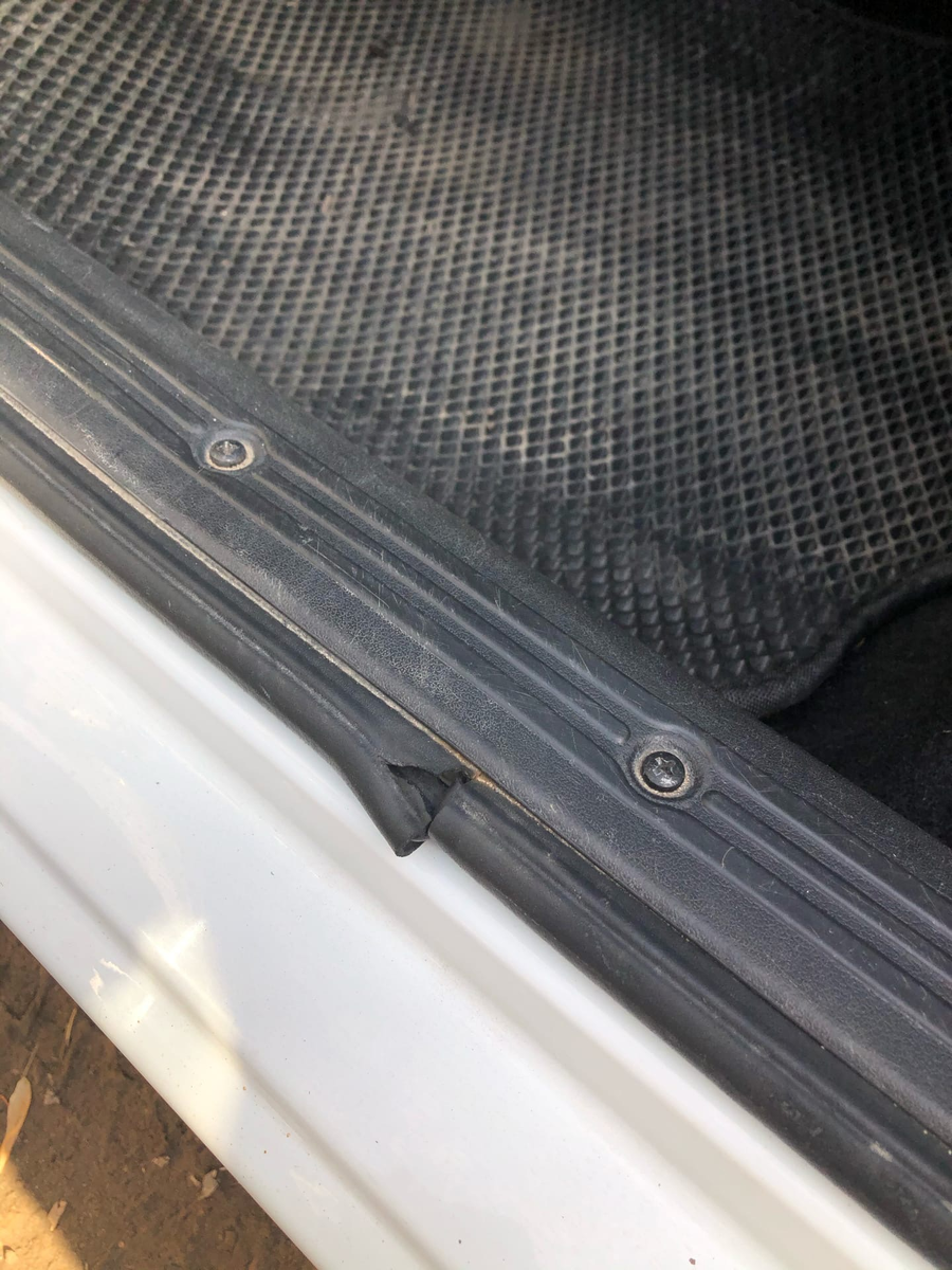 У кого-то эта резинка вообще выпадает из паза