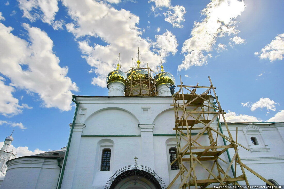 Пятиглавый храм с золотыми куполами