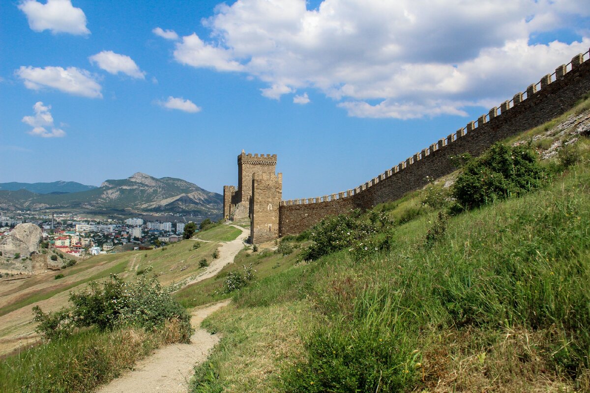 Генуэзская крепость. Фото автора. Листайте галерею