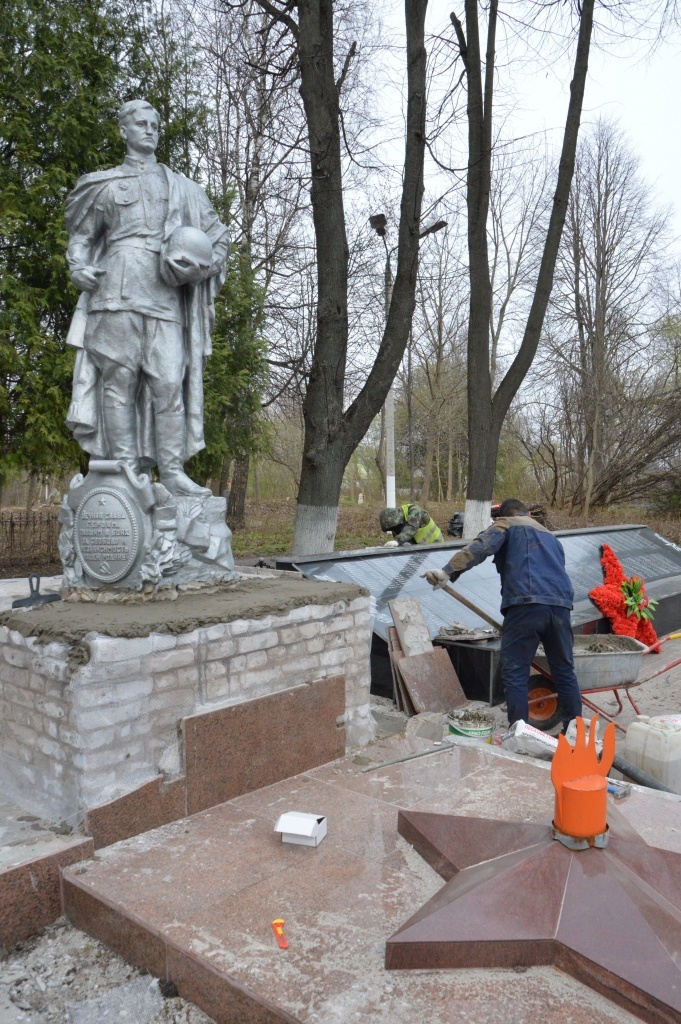 В Твери в порядок приводят территории у мемориалов и братских могил
