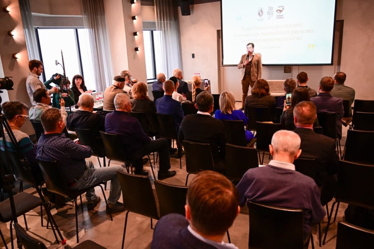 Круглый стол, нетворкинг. Впечатления на конференции. Фото сотрудников компании. Конференция апрель. Встреча мероприятие.