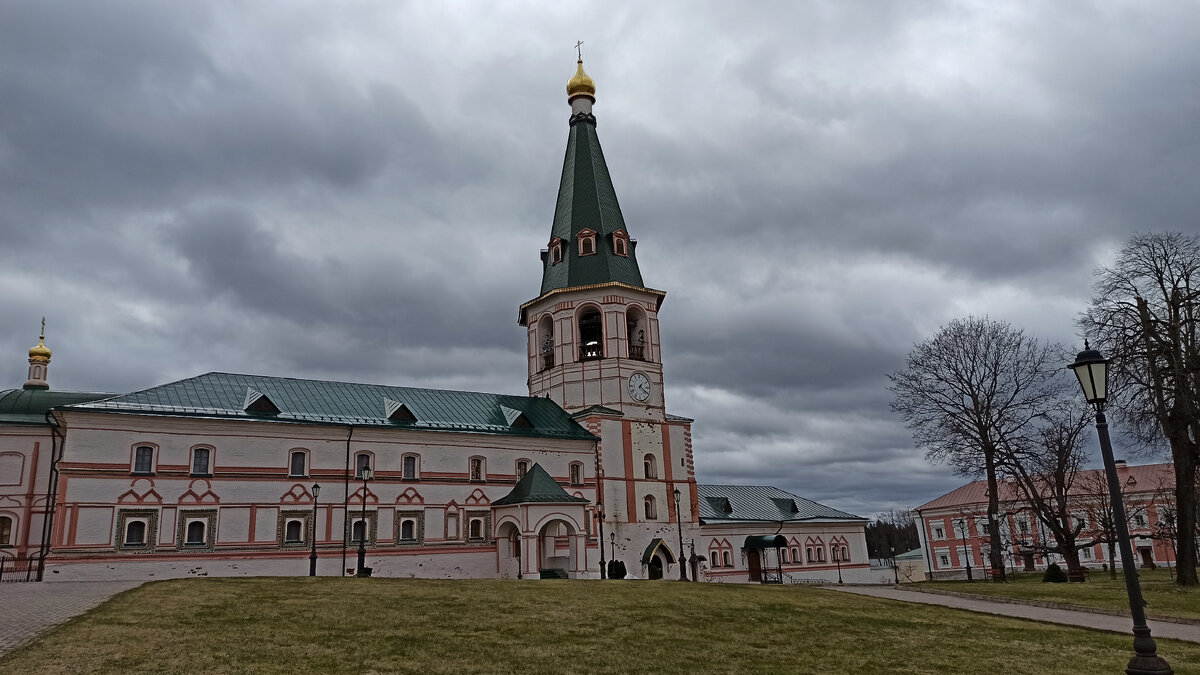 Колокольня. Маленькая главка слева домовой храм Успения Божией Матери и настоятельский корпус