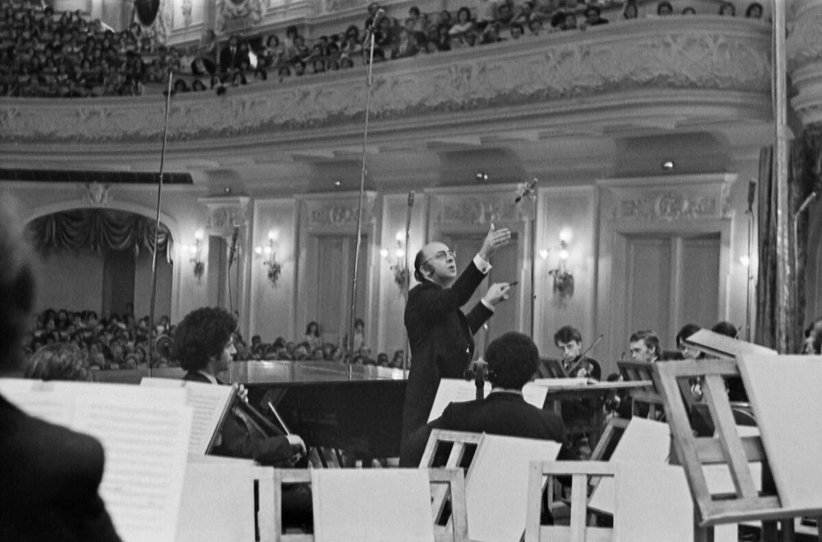 Дирижёр Г.Н. Рождественский во время концерта в Большом зале Московской консерватории. Негатив. 21 мая 1975