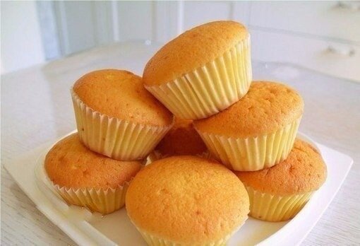 1) Творожные кексы 
ИНГРЕДИЕНТЫ:
● 200 г творога
● 2 яйца
● 2 столовые ложки сметаны
● 2 столовые ложки сливочного масла
● 1 стакан сахара
● 1/2 чайной ложки соды (погасить)
● изюм, ванилин по вкусу
● 1 стакан муки.

ПРИГОТОВЛЕНИЕ:
Смешиваем все ингредиенты до однородной массы. Сахара я всегда ложу чуть меньше, на этот раз тоже, но дело вкуса. Сливочного масла положила на глаз - просто зачепнула ложкой из масленки. Формы для кексов смазываем маслом и наполняем до половины. Выпекаем в разогретой духовке до готовности.Все, нежнейший десерт готов.

2) Творожные кексы

ИНГРЕДИЕНТЫ:
● Творог — 400 г
● Сливочное масло или маргарин — 200 г
● Сахар — 1 ст.
● Яйца куриные — 3 шт.
● Крахмал — 100 г или 5 ст. л.
● Разрыхлитель — 1 ст. л.
● Мука — 150 г
● Цедра с половины лимона

ПРИГОТОВЛЕНИЕ:
1. Маргарин или сливочное масло смешать с сахаром.
2. Затем добавить творог и хорошо перемешать.
3. По одному вбить яйца.
4. Цедру с половины лимона натереть на мелкой терке и добавить в тесто.
5. Добавить крахмал и разрыхлитель.
6. Небольшими порциями всыпать муку, не прекращая перемешивать. Должно получиться очень эластичное тесто, консистенцией очень густой сметаны.
7. Тесто выложить в форму для кексов. Поставить в предварительно разогретую до 200° С духовку на 20 минут. Получается 18 шт.
8. Кексы остудить и подавать к чаю.

3) Пышные, воздушные и вкусные манные кексы - проще рецепта не найти!

ИНГРЕДИЕНТЫ:
● 1 стакан манной крупы
● 1 стакан кефира
● 1 яйцо
● сода
● 1 стакан сахара
● 1 стакан муки

ПРИГОТОВЛЕНИЕ:
Стакан манной крупы залить стаканом кефира, дать настояться минут 40.Затем добавить 1 яйцо, размешать.
Добавить половину чайной ложки соды (загасить уксусом), теперь отправить туда 1 стакан сахара и 1 стакан муки. Эту смесь хорошенько вымешать (блендером), нагреваем духовку до 200 градусов, тем временем наполняем формочки на 2/3 и отправляем в духовку на 40-50 минут.

4) Супер-мягкие маффины от Джейми Оливера

ИНГРЕДИЕНТЫ:
● манка 100 грамм
● мука 50 грамм
● разрыхлитель 1/2 ч. ложка
● сахарная пудра 60 грамм
● яйцо
● масло растительное 70 грамм
● молоко 100 мл
● джем или варенье

ПРИГОТОВЛЕНИЕ:
Сначала смешиваем все сухие ингредиенты. Затем смешиваем жидкие ингредиенты, взбиваем при помощи вилки, а потом соединяем жидкие и сухие смеси. Перемешиваем до однородности, получаем негустое тесто.
В формочки наливаем 1-1,5 ложки теста, затем кладем ложечку варенья, сверху снова тесто. Формочки должны быть заполнены примерно на 2/3. Отправляем в духовку минут на 25, пока кексы не приобретут золотистый цвет.

5) Шоколадные кексы с творогом

ИНГРЕДИЕНТЫ:
● 250 грамм муки;
● 90 грамм сахара;
● 1 чайная ложка ванильного сахара;
● 90 грамм растительного масла;
● 200 грамм кефира жирностью 3,2%;
● 1 столовая ложка лимонного сока;
● 3 столовые ложки кунжута;
● 1/2 чайной ложки соды;
● щепотка соли;
● 2 столовые ложки какао;
● 1/2 чайной ложки молотого имбиря;

начинка:
● 250 грамм нежирного творога;
● 50 грамм сахара;
● 1 чайная ложка ванильного сахара;
● сахарная пудра для посыпки

ПРИГОТОВЛЕНИЕ:
Шоколадные кексы с творогом, которые я предлагаю, имели огромный успех! Как сказал папа, в них все на своем месте. Важно и то, что в рецепте нет яиц и сливочного масла, да и процесс приготовления не требует никаких усилий - очередной легкий рецепт:) Можно сказать, еще и идеальный, за одним исключением - при выпекании образовались пустоты, т.к. творог - начинка влажная, если не отжать, а это означает, что вся влага ушла в тесто и творог сжался. Похоже, никто кроме меня не обратил на сей недостаток особого внимания:) Мой муж сказал коротко и ясно: "Ооочень вкусно!". 

Ну а если попробовать облачить в текст удовольствие, получаемое при поедании кекса, то получается следующее: перед нами едва заметная горьковатая нотка какао, похрустывание ароматного кунжута и кислинка чуть сладковатого творога, сплетенные воедино. Съесть можно много, так что остерегайтесь! Еще я бы сказала, что такие кексы более смахивают на пирожные. Нередко шоколадную выпечку с творогом называют "улыбкой негра" из-за сочетания белого и черного:)

ПРИГОТОВЛЕНИЕ:
1. Смешиваем сахар, ванильный сахар и растительное масло при помощи погружного блендера. Туда же добавляем какао, щепотку соли, кефир и лимонный сок. Жидкости
2. В миску к жидким ингредиентам насыпаем муку, смешанную с содой, и кунжут, который лучше всего чуть обжарить перед тем, как добавлять. Мука
3. Лопаткой замешиваем тесто - методом складывания, а не интенсивного орудования инструментом:) Тесто получается весьма густое, к лопатке из-за жирности не липнет. Тесто
4. Визуально делим наше тесто на две более-менее равные части. И теперь, застелив формочки бумажными вкладками, раскладываем половину теста. При помощи чайной ложки делаем небольшое углубление, куда "высаживаем" наш творог, смешанный с сахаром и ванильным сахаром. Рекомендую заранее налепить творожные шарики, чтобы потом творога хватило на все кексы. Хочу сказать, что я щедро творога накладывала, можно и меньше! Творог
5. Ну а теперь выкладываем вторую часть теста, стараясь руками как бы соединить верхний и нижний слой, минуя творог. Все просто: разравниваем аккуратно верхний слой и немного проходимся пальцем по краям. Кексы
6. Ставим кексы в разогретую до 170-180 градусов духовку и выпекаем около 35-40 минут. Вынимаем противень, оставляя кексы в форме еще минут на 10. Не забываем о том, что духовки у всех разные! Главный ориентир готовности - сухая деревянная зубочистка плюс внешний вид. Шоколадные кексы
7. Остужаем кексы на решетке. Когда остынут, можно присыпать сахарной пудрой. Шоколадные кексы

6) Маффины "Шармель"

ИНГРЕДИЕНТЫ:
● 2 столовые ложки лимонного сока
● 250 мл. 3,5% молока, 
● 125 гр. растопленного сливочного масла 
● 1 яйцо

ПРИГОТОВЛЕНИЕ:
Недавно узнала, что маффины отличаются от кексов способом замеса теста. Для маффинов отдельно замешиваются "сухая" и "мокрая "части и только потом соединяются вместе, причем тесто замешивается не миксером, а ложкой. А для кексов все смешивается по порядку и миксером. Мы с вами печем маффины.
Смешиваем 2 столовые ложки лимонного сока, 250 мл. 3,5% молока, 125 гр. растопленного сливочного масла и 1 яйцо. Отдельно смешиваем 250 гр. муки, 10 гр. разрыхлителя (маленькую пачку), щепотка соли и 150 гр. сахара. 

Мучную смесь добавляем в молочную, хорошо перемешиваем и даем немного постоять. А пока нагреваем духовку до 180 градусов.Достаем формочки для кексов, выкладываем их бумажными вкладышами (я не смазывала вкладыши маслом, но можно смазать, чтобы потом маффины легче было освободить от бумаги). Тесто раскладываем ложкой по формочкам.Для украшения я взяла ягоды брусники, можно какие угодно. Ставим формочки в разогретую духовку и выпекаем 25 минут до зарумянивания верха.Вытаскиваем из печки, перекладываем на блюдо и зовем всех пить чай.

7) КЕКСИКИ НА СГУЩЕННОМ МОЛОКЕ 

ИНГРЕДИЕНТЫ:
● 3 яйца
● 100 г сахара
● 0,5 банки (190 г) сгущенки
● 150 г сметаны
● 50 г сливочного масла (растопить и охладить)
● 200-250 г муки
● 1,5 ч ложки разрыхлителя
● ванилин

ПРИГОТОВЛЕНИЕ:
Миксером взбиваем яйца с сахаром в пышную пену (минут 5).Добавляем: сметану, масло, сгущенку, ванилин - перемешиваем.Муку смешиваем с разрыхлителем и просеиваем в три приема в яичную смесь. Все быстро перемешиваем на малых оборотах миксера или венчиком.Муки нужно добавить столько, чтобы получилось тесто консистенции НЕ ОЧЕНЬ ГУСТОЙ сметаны.

Выкладываем тесто в формочки, ставим кексики в духовку выпекаться.Проверка, как обычно- сухая зубочистка.Я ставлю кексики в холодную духовку (чтобы шапочка была ровной) и выпекаю при t 170"- 35 минут. А вы, ориентируйтесь по своей духовке.Даем кексам немного остыть в формочках, вынимаем и даем окончательно остыть на решетке.