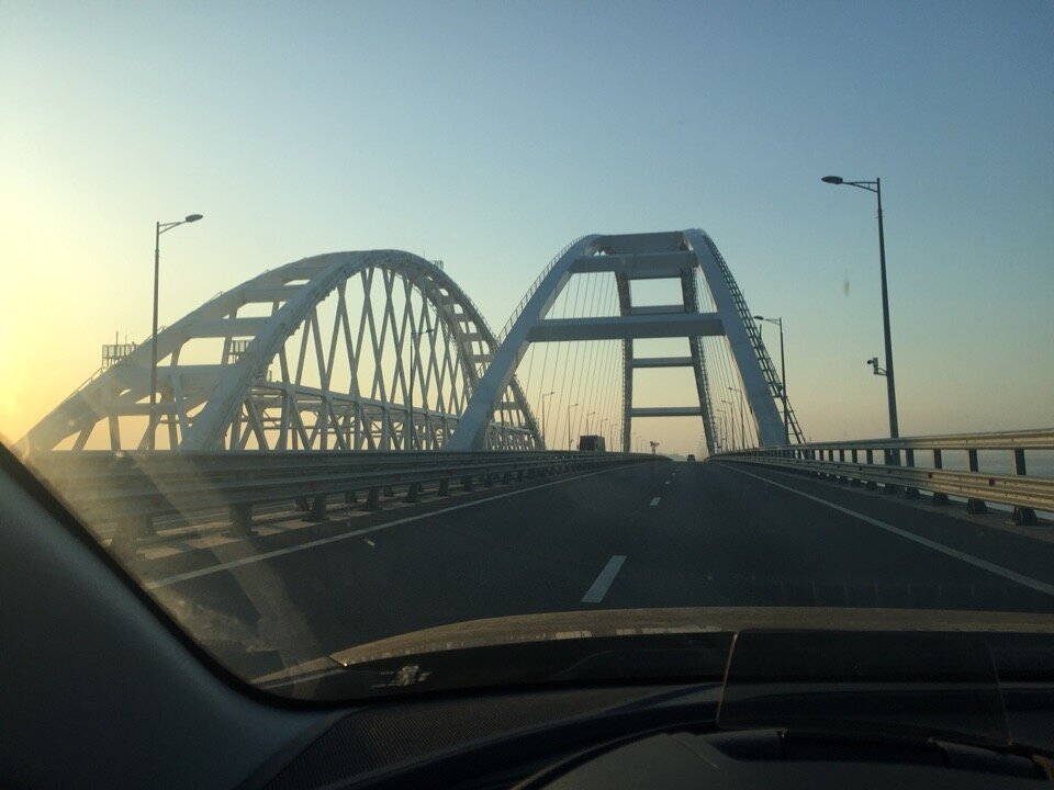 как только вы пересекаете Крымский Мост, популярные Российские банки остаются позади