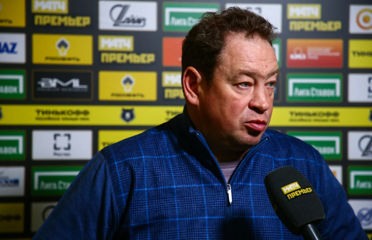 Слуцкий клубы тренировал. Слуцкий Рубин 2021. Леонид Слуцкий Рубин. Слуцкий Леонид тренер Рубин. Леонид Слуцкий 2021.