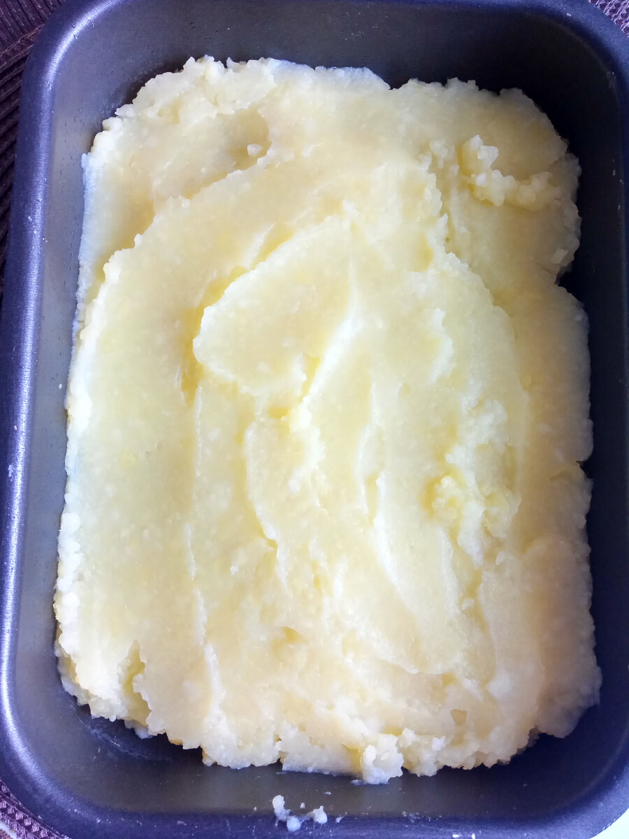 Готовим картофельное пюре, выкладываем в форму для запекания.