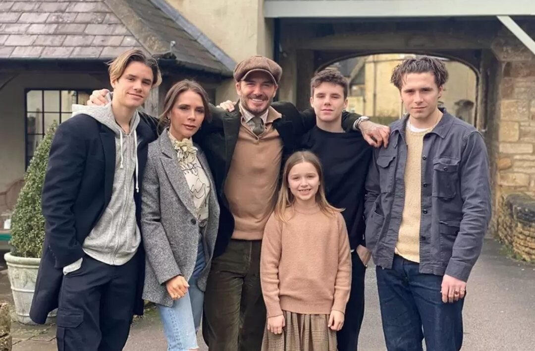 У Дэвида и Виктории четверо детей: сыновья Бруклин (22 года), Ромео (19 лет), Круз (16 лет) и дочь Харпер (10 лет).