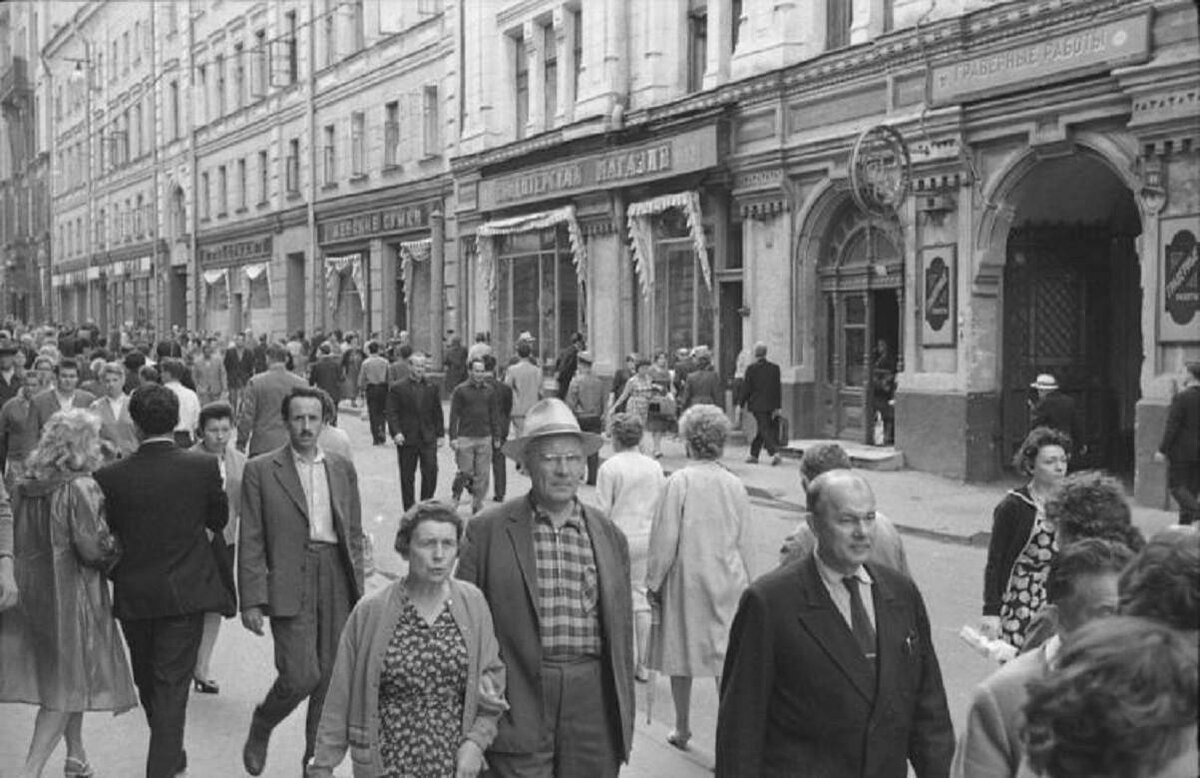 80-е годы. Москва. Столешников переулок. Между знаменитым кондитерским магазином (на фото) и знаменитым винным магазином находилась не менее знаменитая мастерская металлоремонт, в которой работали классные мастера, и ювелиры в том числе.