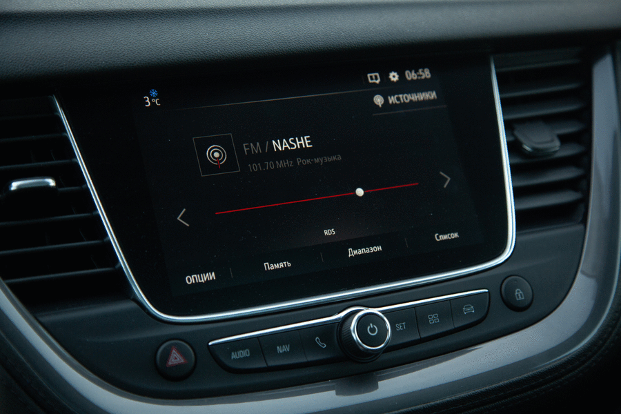 Дизайн меню мультимедийной системы простоват по оформлению. А меню не слишком удобное