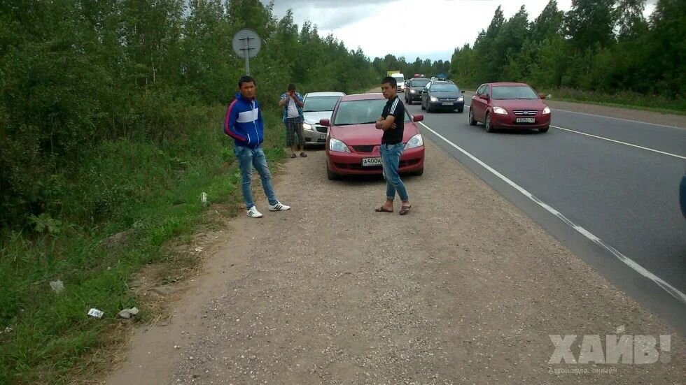 Остановка и стоянка транспортных средств разрешаются на правой обочине дороги.