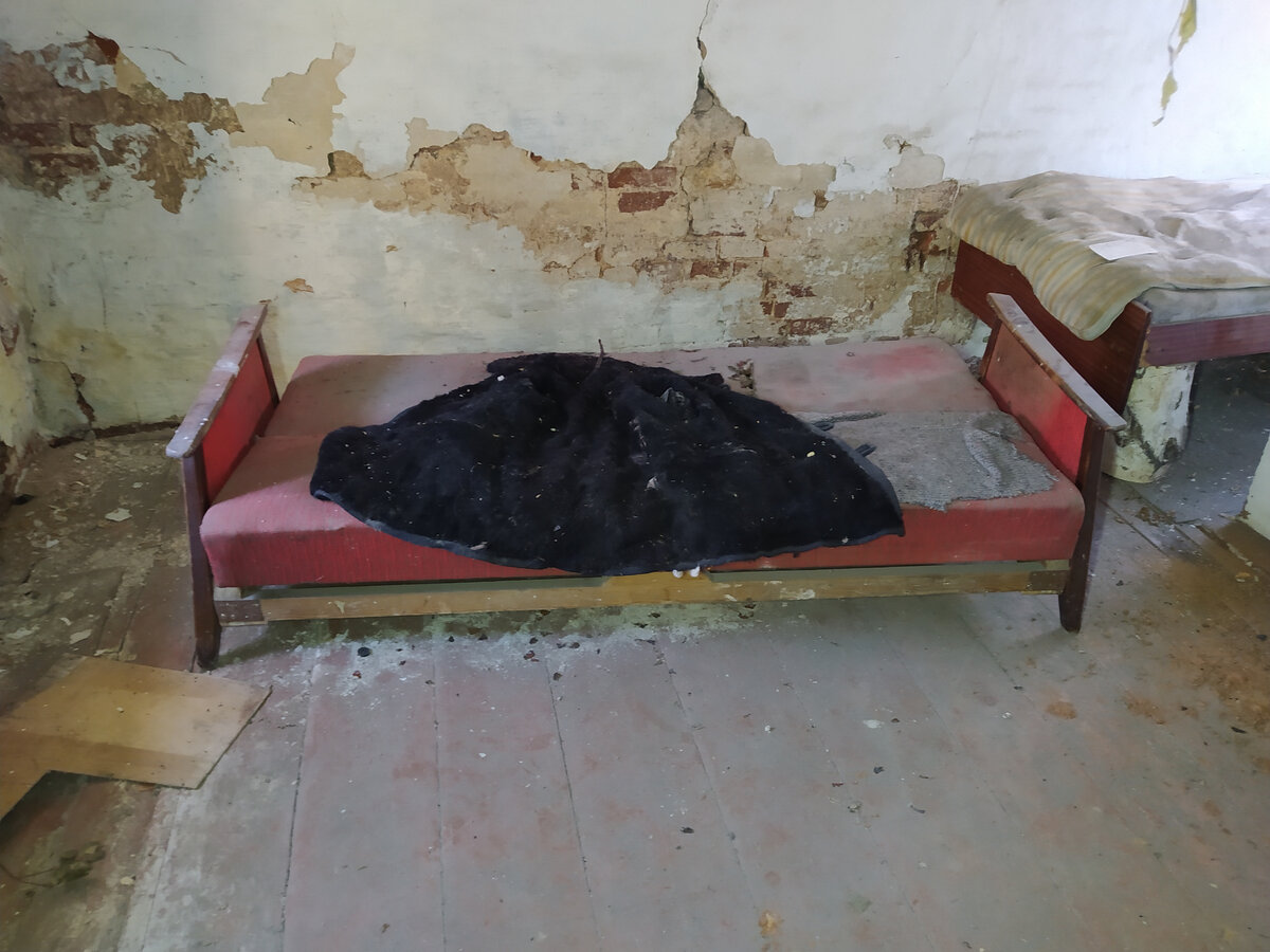 Заброшенный дом в деревне. Печка Голландка и много старинных книг ...