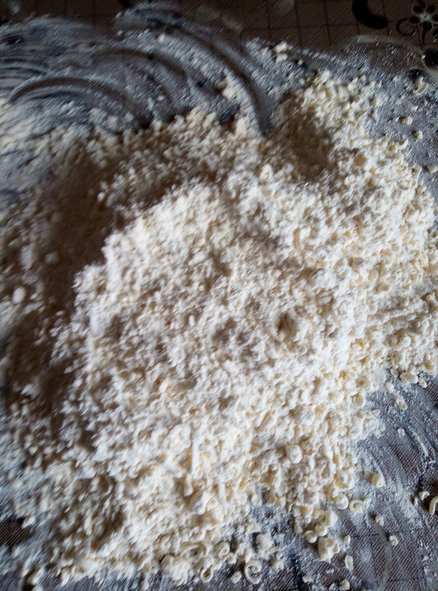 Обратной стороной ножа перетираю в крошку