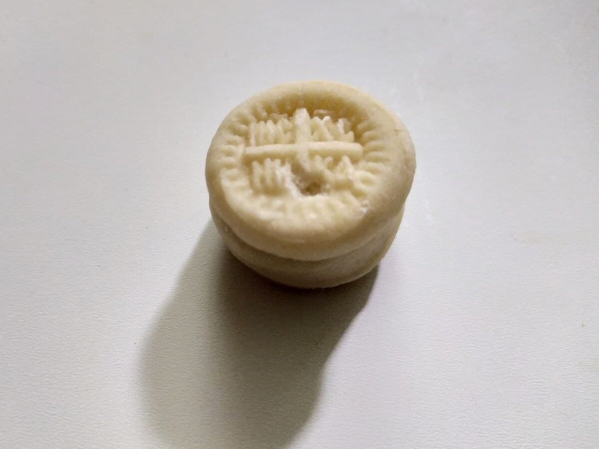 Этот хлебец называется просфорой 