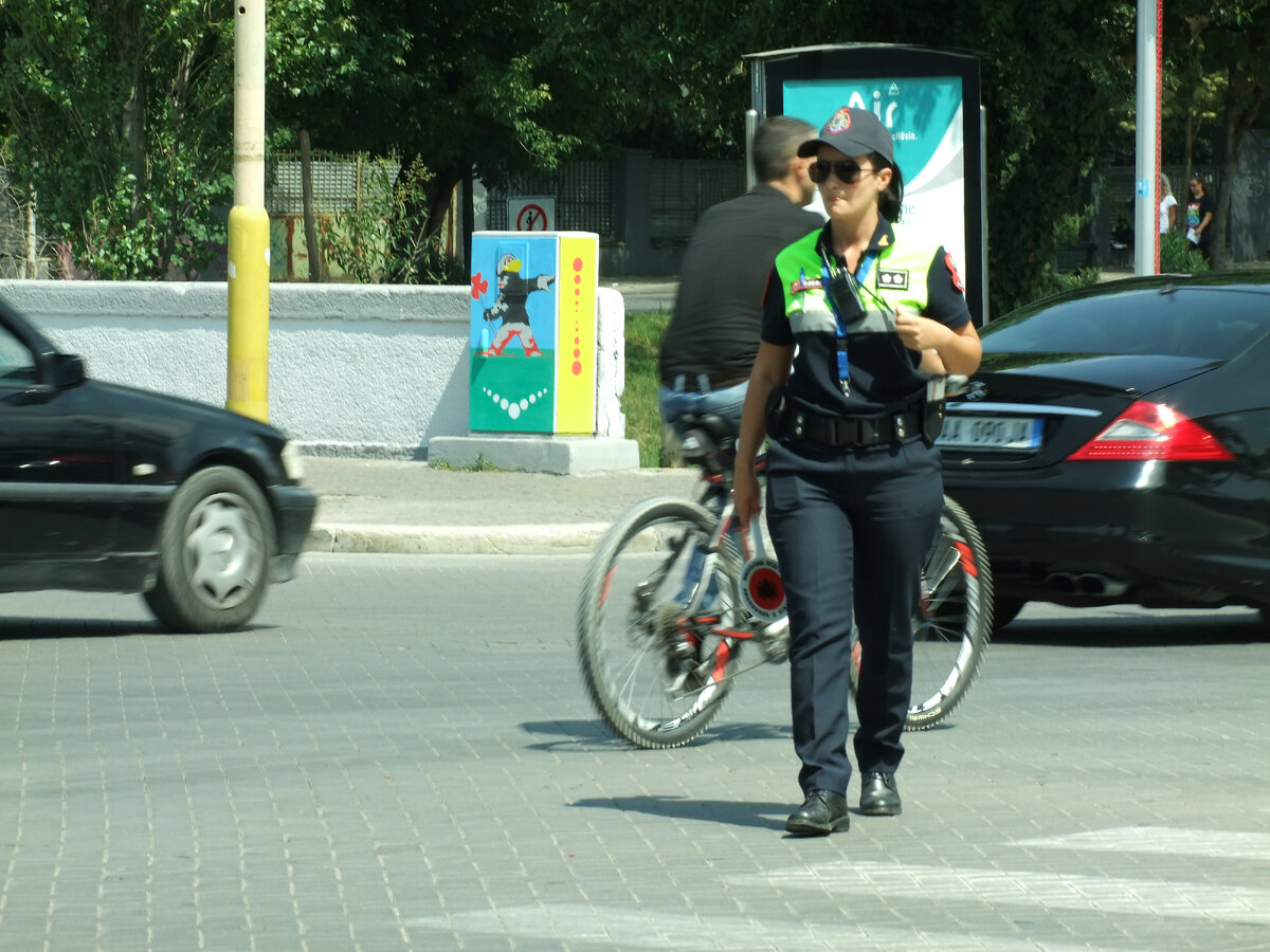 Кстати, велосипеды на улицах городов Албании имеют преимущественное право над другими участниками движения! 