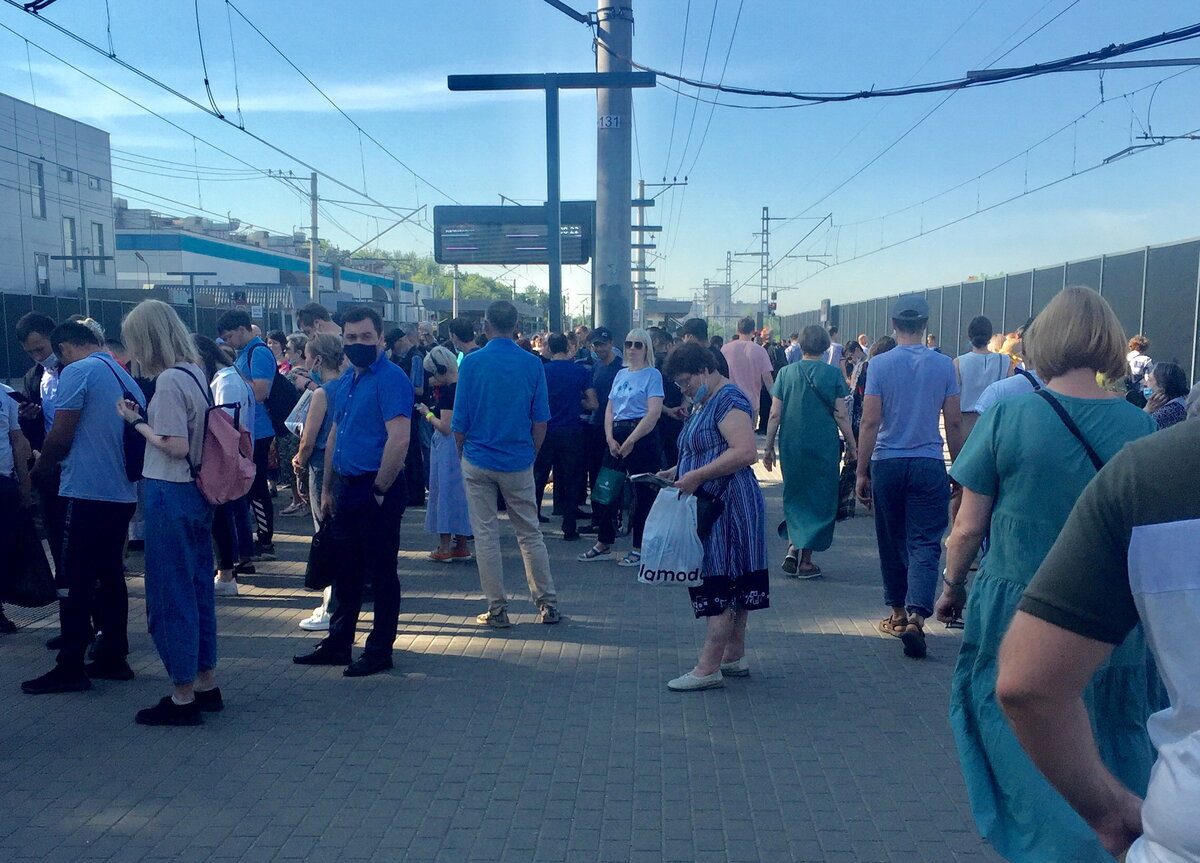 Толпа на пл. Текстильщики в утренний час-пик.