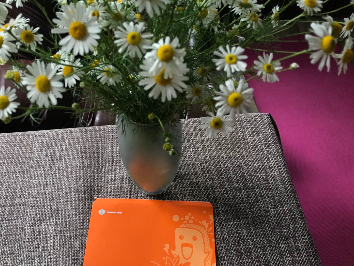 Я давно пользуюсь и картами и мобильной связью Тинькофф, поэтому взять ребенку карту - было самым логичным решением, чтобы не соприкасаться финансово с его отцом