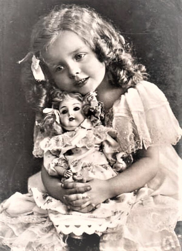 Фотографироваться с куклами было в моде всегда