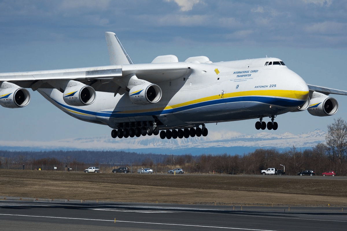     В Украине планируют восстановить самый большой самолет в мире Ан-225 «Мрия»