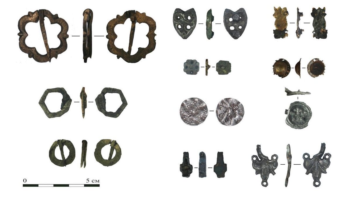     Находки: предметы с владельческими знаками, пряжки, накладки, жетон, крест / Пресс-служба Института археологии РАН