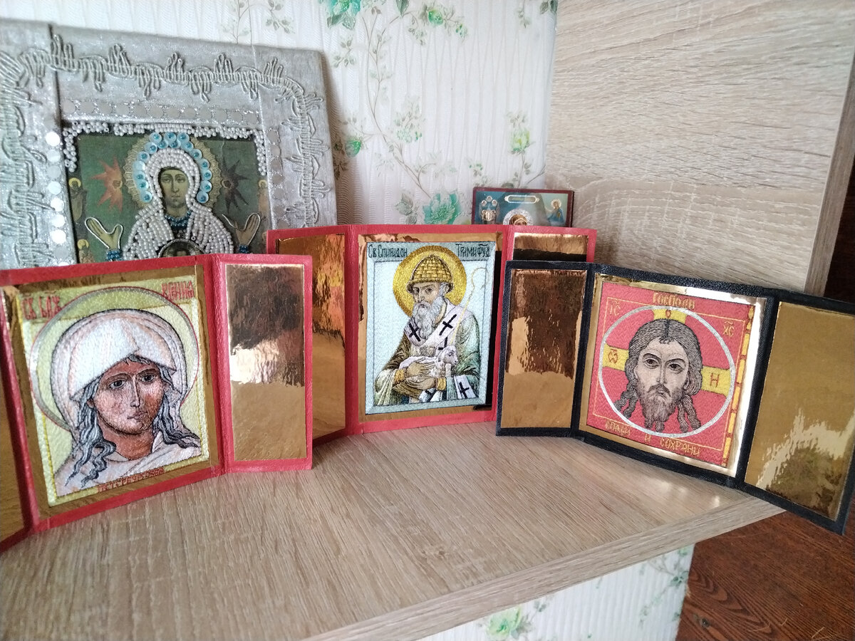 Иконы стоят на полочке без дополнительной опоры за счёт створок складня