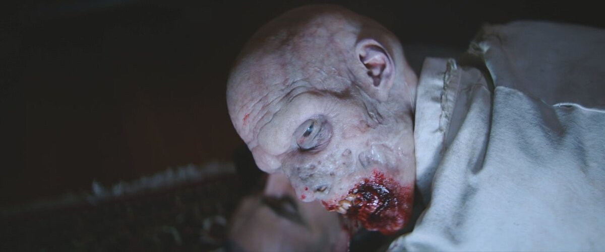 "Обитель зла: Раккун-Сити". кадр из фильма.