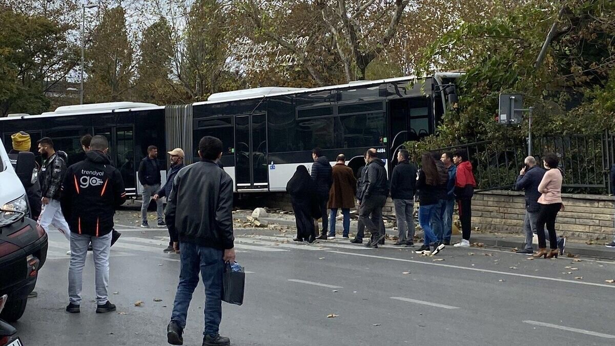    На месте ДТП с участием автобуса в Стамбуле, Турция. Фото очевидца