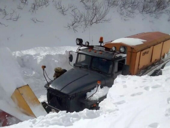 Миссия возможна.. Расчистка дороги после пурги (фото  газета "Красный маяк")