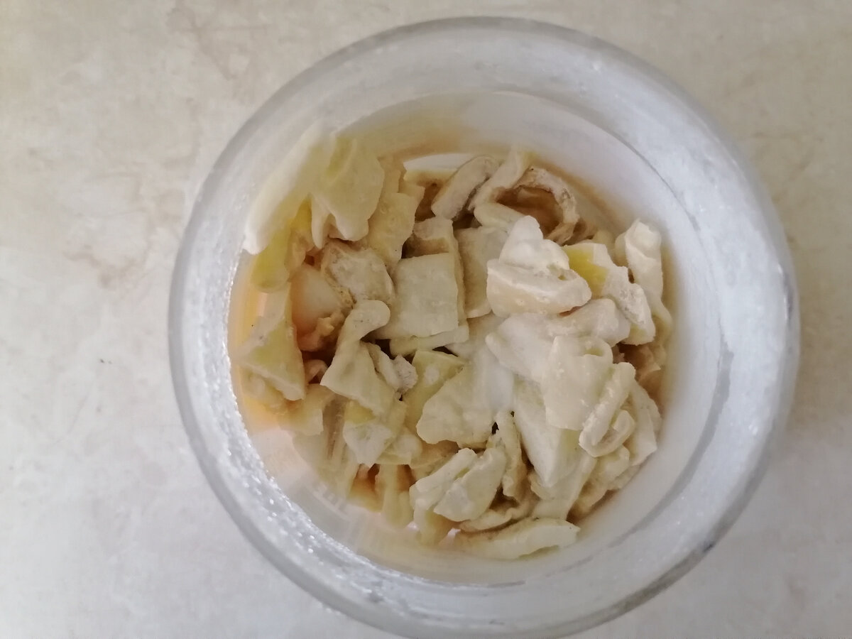 Заранее нарезанные кусочки куриной кожи.