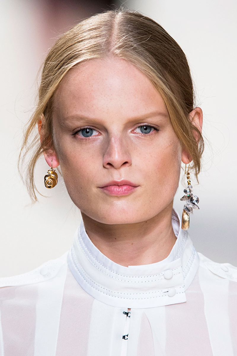 Разные серьги. Сережки разной длины. Асимметрия серьги тренд 2021. Носить разные сережки. Разные серьги в тренде.