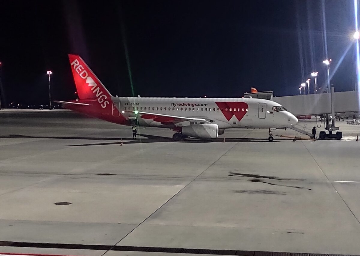 Самолет SSJ-100 