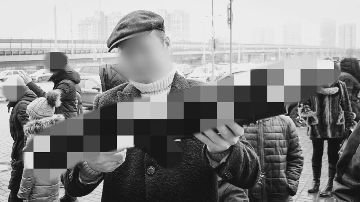     Владелец Lexus LX 570 взял в руки предмет, похожий на карабин, и прицелился в сторону второго участника конфликта через машину Toyota Alphard на парковке во Владивостоке. Происшествием заинтересовались силовики.